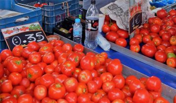 Τομάτες με 1€ και με 0,35€ δίπλα δίπλα